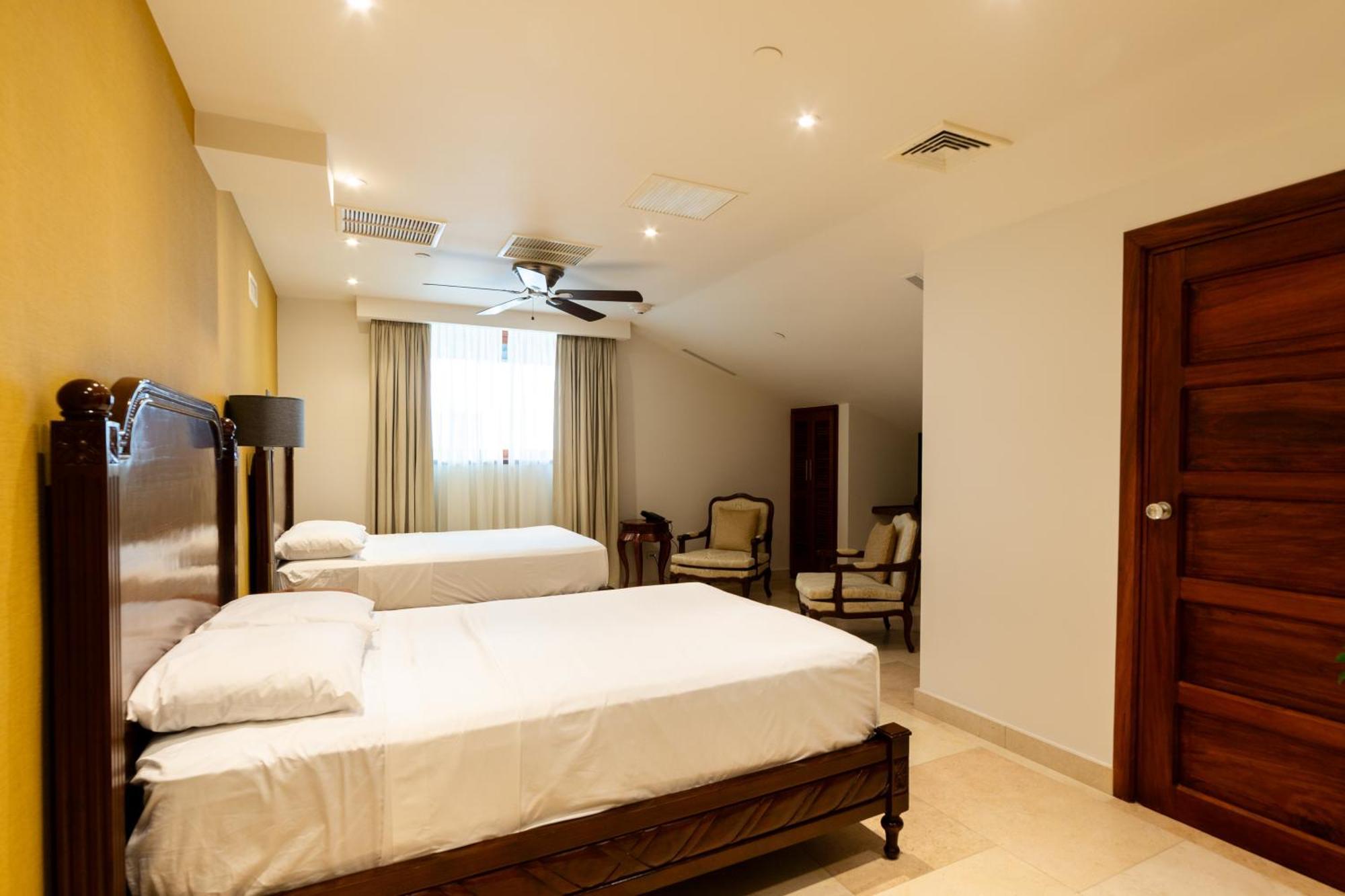 Hotel Plaza Herrera Panama City Exterior photo
